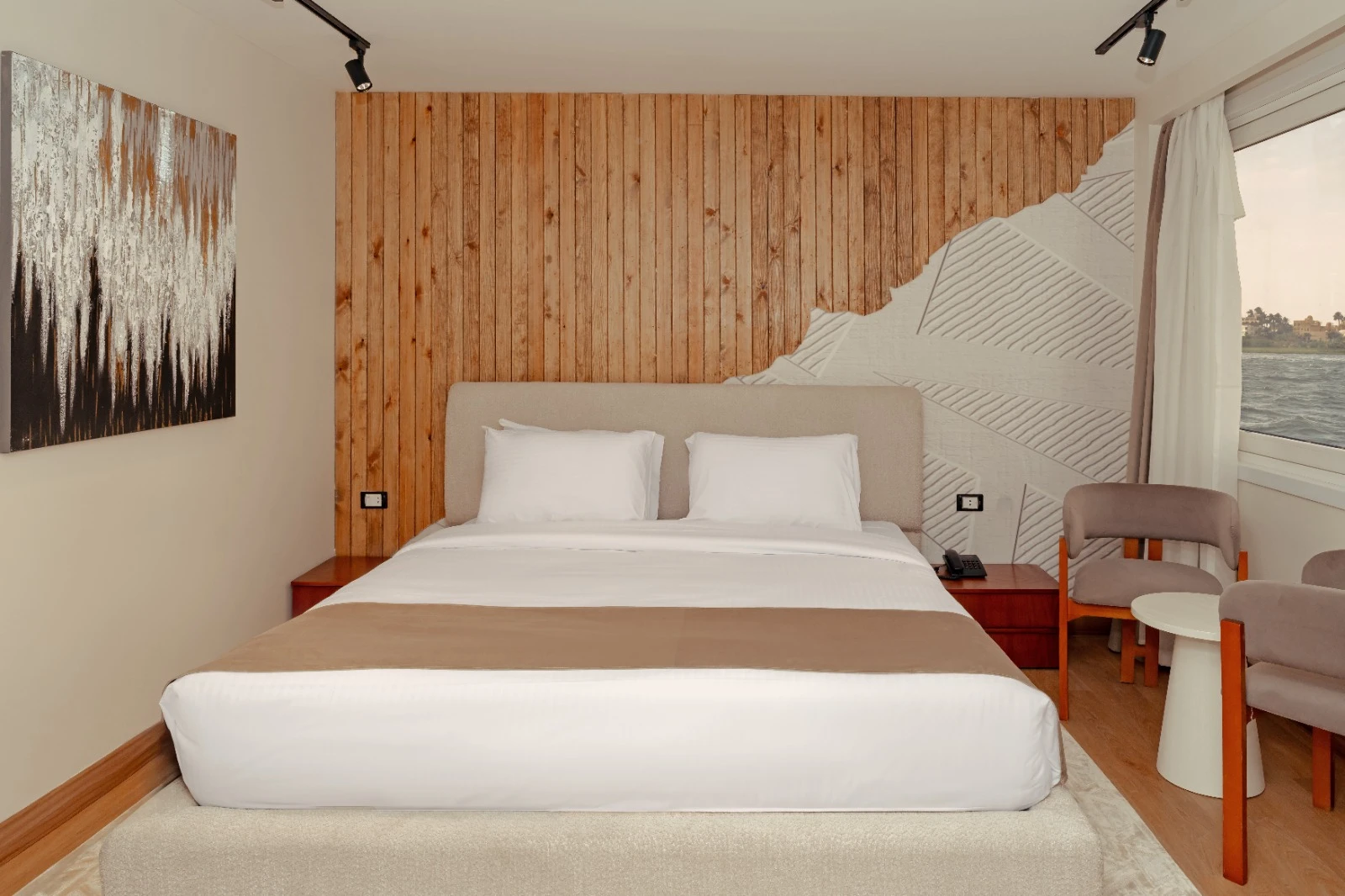 Hathor Dahabiya Luxury King Bed : Aswan / Luxor