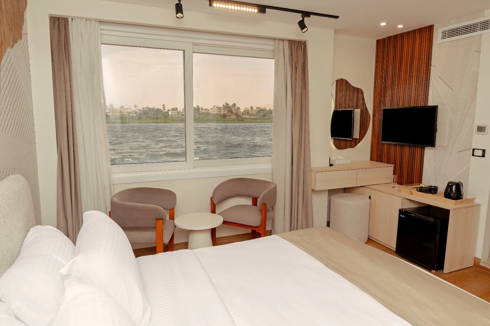 Hathor Luxury King Bed : Luxor / Aswan