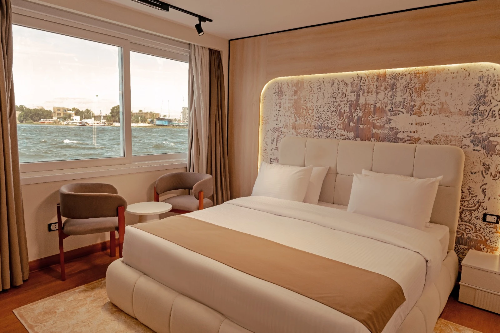 Hathor Luxury King Bed 4 Nights : Luxor / Aswan
